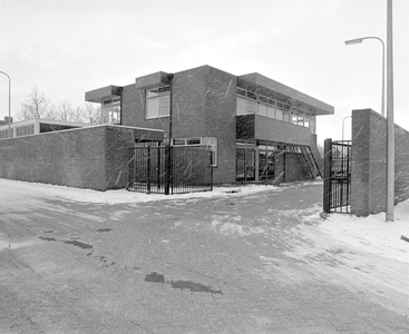 884120 Gezicht op de ingang van de nieuwe veegpost annex zoutberging van de Gemeentelijke Reinigingsdienst (Van ...